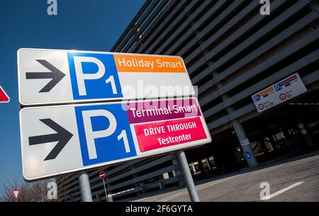 Hamburg, Deutschland. März 2021. Ein Schild „Drive Through Test Center“ hängt am Flughafen. In einer Parkgarage am Flughafen besteht nun die Möglichkeit, auf das Corona-Virus im Auto getestet zu werden. Quelle: Daniel Bockwoldt/dpa/Alamy Live News Stockfoto