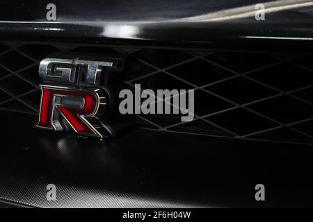 Das Nissan GTR-Logo auf der Vorderseite Kühlergrill des Fahrzeugs auf EINEM Nissan GTR R35 aus dem Jahr 2013 Premium Stockfoto