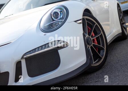 Die Front eines Porsche 911 991.1 GT3 in Metallic Weiß mit GT3-Logo auf der Mittelkappe des Vorderrad Aus Satiniertem Silber Mit Roten Bremssättel Stockfoto