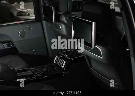 Ein 2015 Land Rover Range Rover Autobiography mit langem Radstand und Schwarze Mittelkonsole Und Beheizter Beifahrersitz Und Klimaanlage Hinten Bedienelemente und Fernseher Stockfoto