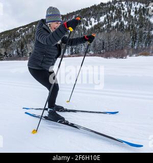 USA, Idaho, Sun Valley, Senior Woman Cross - Country Skiing auf präparierten Loipen Stockfoto