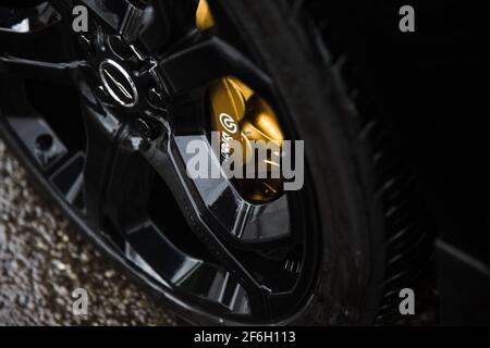 Das Schwarze Vorderrad Mit Goldfarbenen Bremssättel An Ein Range Rover Autobiography des Modelljahres 2014 Stockfoto