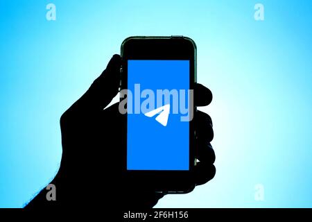 In dieser Abbildung wird die Telegram-App auf einem Smartphone-Bildschirm angezeigt. Stockfoto