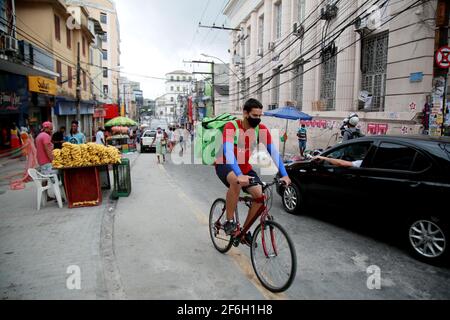 salvador, bahia / brasilien - 16. november 2020: In der Innenstadt von Salvador wird ein Mann für die Lebensmittelzustellung mit der App uber Eats gesehen. Stockfoto