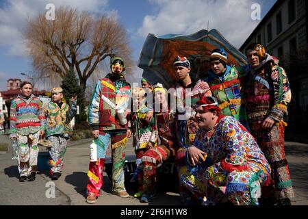 Wilamowice, Polen - 2. April 2018: Osterfest in Polen. Wilamowickie Smiergusty. Eine regionale, traditionsreiche Volkstradition konzentriert sich darauf, am Ostermontag auf dem Marktplatz in Wilamowice in Südpolen Mädchen von Jungen mit Wasser zu bewässern. ?miergustnicy sind Gruppen von Kunden, die farbenfrohe, traditionelle Smiergustnica-Kostüme tragen (Foto: /Sipa USA) Kredit: SIPA USA/Alamy Live News Stockfoto