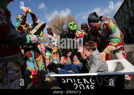 Wilamowice, Polen - 2. April 2018: Osterfest in Polen. Wilamowickie Smiergusty. Eine regionale, traditionsreiche Volkstradition konzentriert sich darauf, am Ostermontag auf dem Marktplatz in Wilamowice in Südpolen Mädchen von Jungen mit Wasser zu bewässern. Śmiergustnicy sind Gruppen von Kunden, die bunte, traditionelle Smiergustnica Kostüme tragen Stockfoto