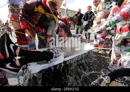 Wilamowice, Polen - 2. April 2018: Osterfest in Polen. Wilamowickie Smiergusty. Eine regionale, traditionsreiche Volkstradition konzentriert sich darauf, am Ostermontag auf dem Marktplatz in Wilamowice in Südpolen Mädchen von Jungen mit Wasser zu bewässern. ?miergustnicy sind Gruppen von Kunden, die farbenfrohe, traditionelle Smiergustnica-Kostüme tragen (Foto: /Sipa USA) Kredit: SIPA USA/Alamy Live News Stockfoto