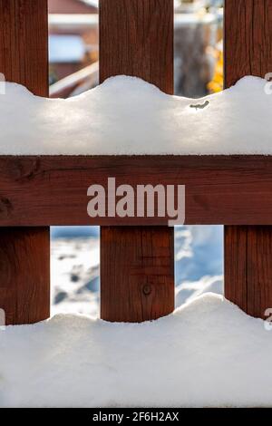Ländliche Holzzaun bedeckt mit frisch gefallenen Schnee. Stockfoto