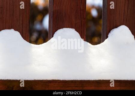 Ländliche Holzzaun bedeckt mit frisch gefallenen Schnee. Stockfoto