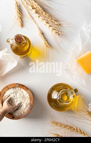 Draufsicht auf Backküche Utschablone und Zutaten Stockfoto