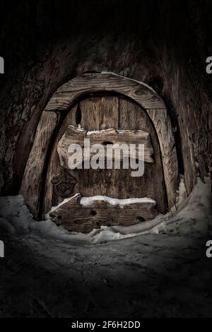 Die Holztür des Hauses der Zwerge in der Kiefer. Stockfoto