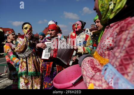 Wilamowice. April 2018. Wilamowice, Polen - 2. April 2018: Osterfest in Polen.Wilamowickie Smiergusty. Eine regionale, traditionsreiche Volkstradition konzentriert sich darauf, am Ostermontag auf dem Marktplatz in Wilamowice in Südpolen Mädchen von Jungen mit Wasser zu bewässern. Åšmiergustnicy sind Gruppen von Kunden, die farbenfrohe, traditionelle Smiergustnica-Kostüme tragen.Quelle: Jarek Praszkiewicz/SOPA Images/ZUMA Wire/Alamy Live News Stockfoto