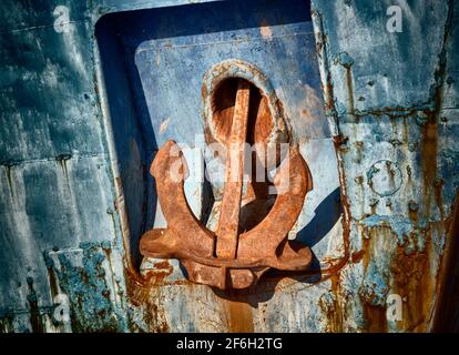 Rostiger Anker eines alten Schiffes in einem Schrottplatz. Stockfoto