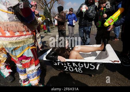 Wilamowice. April 2018. Wilamowice, Polen - 2. April 2018: Osterfest in Polen.Wilamowickie Smiergusty. Eine regionale, traditionsreiche Volkstradition konzentriert sich darauf, am Ostermontag auf dem Marktplatz in Wilamowice in Südpolen Mädchen von Jungen mit Wasser zu bewässern. Åšmiergustnicy sind Gruppen von Kunden, die farbenfrohe, traditionelle Smiergustnica-Kostüme tragen.Quelle: Jarek Praszkiewicz/SOPA Images/ZUMA Wire/Alamy Live News Stockfoto