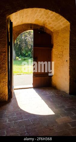 Türtor antikes Portal offene Sonne scheint in, Blick auf den Parkgarten, Tor zur Klosterkirche altes Gebäude, historische Architektur, wild römisch Stockfoto