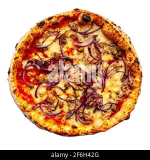 Isolierte Pizza mit Thunfisch und Zwiebeln aus neopolitan auf Weiß Stockfoto