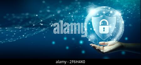 Handhalteschild mit Vorhängeschloss-Symbol und Netzwerkdrahtrahmen auf blauem Hintergrund, abstrakt. Blockierung von Cyberangriffen, Cyber-Daten und Datenschutz. Stockfoto