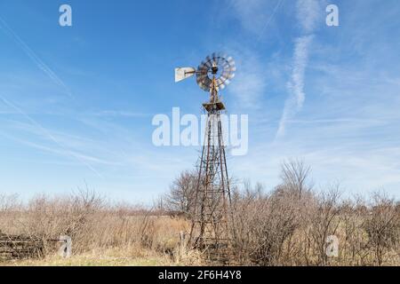 Aermotor Windpumpe auf einer Iowa Farm Stockfoto