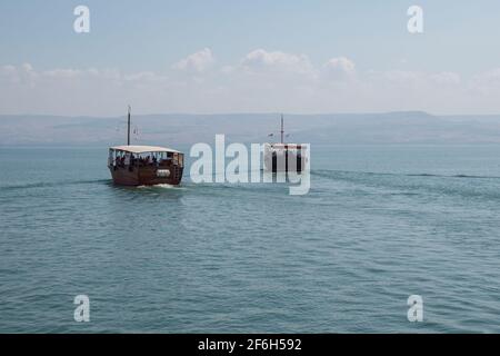 Holzboote, die auf dem See von Galilee, Israel, schwimmen. Sonniger Tag auf Kinneret Stockfoto