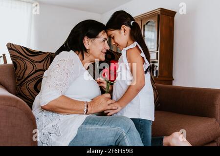 lateinische Großmutter Frau mit Tochter oder Enkelkind zum Geburtstag, 8. März Internationale Frauenferien oder Happy Mother's Day in Mexiko-Stadt Stockfoto