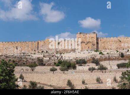 Blick auf das Goldene Tor oder Tor der Barmherzigkeit auf der Ostseite des Tempelbergs der Altstadt von Jerusalem, Israel Stockfoto