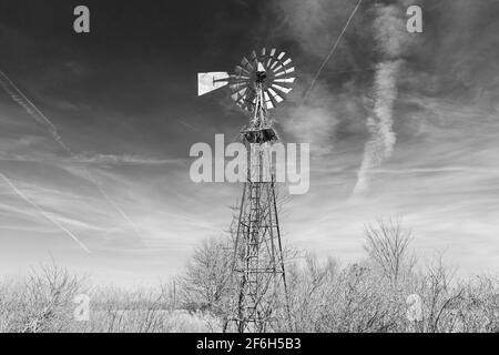 Aermotor Windpumpe auf einer Iowa Farm Stockfoto