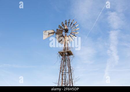 Aermotor Windpumpe auf einer Iowa Farm Stockfoto