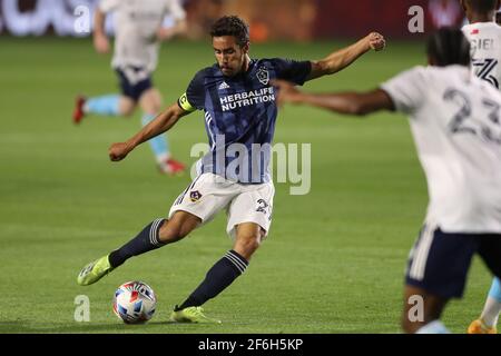 Los Angeles, Kalifornien. März 2021. Los Angeles Galaxy Forward Ethan Zubak (29) schoss während des Spiels zwischen der New England Revolution und der Los Angeles Galaxy im Dignity Health Sports Park in Los Angeles, CA., USA, auf das Tor. (Foto von Peter Joneleit). Kredit: csm/Alamy Live Nachrichten Stockfoto