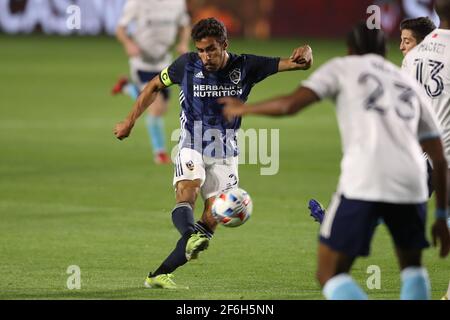Los Angeles, Kalifornien. März 2021. Los Angeles Galaxy Forward Ethan Zubak (29) schoss während des Spiels zwischen der New England Revolution und der Los Angeles Galaxy im Dignity Health Sports Park in Los Angeles, CA., USA, auf das Tor. (Foto von Peter Joneleit). Kredit: csm/Alamy Live Nachrichten Stockfoto