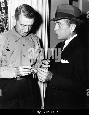 Regisseur JOHN CROMWELL und HUMPHREY BOGART am Set während der offenen Inszenierung Dreharbeiten des REGISSEURS JOHN CROMWELL Columbia Picters von 1947, DER DIE TODESRÜCKSTELLUNG VERFILMT Stockfoto