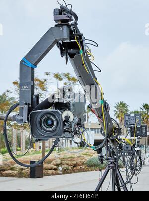 Tel Aviv - Israel, 11. März 2021: Professionelle Ausrüstung für die Dreharbeiten von TV-Shows und Filmen. Videokamera auf Spezialkran. Stockfoto