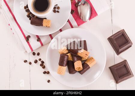 Schokoladen-Waffelbrötchen. Stockfoto