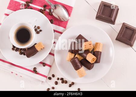 Schokoladen-Waffelbrötchen. Stockfoto