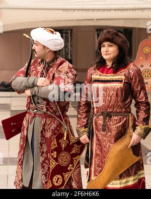 Ankara, Türkei - März 21 2021: Archer-Paar in alten türkischen Kleidern Stockfoto