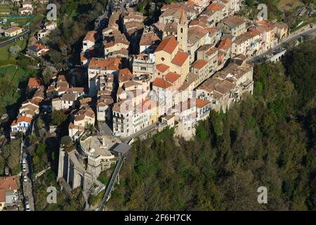 LUFTAUFNAHME. Mittelalterliches Dorf auf einem felsigen Sporn. Contes, Paillon Valley, Alpes-Maritimes, Frankreich. Stockfoto