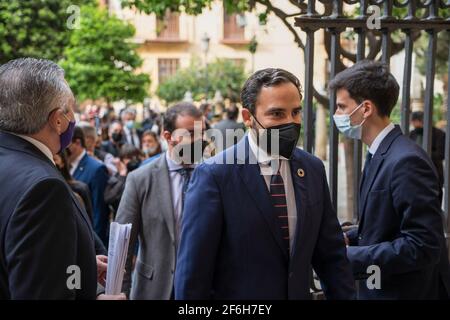 Malaga, Spanien. März 2021. Dani Perez, Sprecher der PSOE (Spanische Sozialistische Arbeiterpartei) in Malaga, kümmert sich um den Befreiungsakt von drei Gefangenen.die Bruderschaft El Rico lässt seit 1759 jedes Jahr einen Gefangenen frei. König Carlos III. Gewährte dieser Bruderschaft dieses Privileg. Es ist das erste Mal in der Geschichte, dass die Bruderschaft von El Rico drei Gefangene freilässt. Sie lassen in der Regel nur einen Gefangenen frei. Zwei von ihnen begingen Straftaten im Bereich des Drogenhandels. Auf der anderen Seite ist Raub mit Gewalt das Verbrechen, für das der andere Gefangene verurteilt wurde. Kredit: SOPA Images Limited/Alamy Live Nachrichten Stockfoto