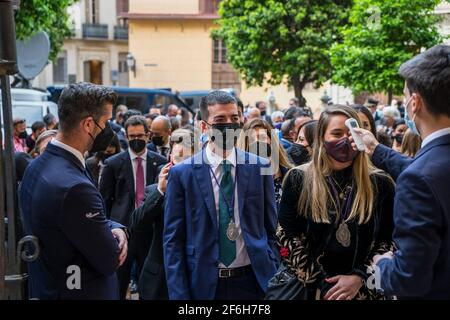 Malaga, Spanien. März 2021. Ein Mann misst die Temperatur von Menschen, die an dem Befreiungsakt von drei Gefangenen teilnehmen. Die Bruderschaft El Rico lässt seit 1759 jedes Jahr einen Gefangenen frei. König Carlos III. Gewährte dieser Bruderschaft dieses Privileg. Es ist das erste Mal in der Geschichte, dass die Bruderschaft von El Rico drei Gefangene freilässt. Sie lassen in der Regel nur einen Gefangenen frei. Zwei von ihnen begingen Straftaten im Bereich des Drogenhandels. Auf der anderen Seite ist Raub mit Gewalt das Verbrechen, für das der andere Gefangene verurteilt wurde. Kredit: SOPA Images Limited/Alamy Live Nachrichten Stockfoto