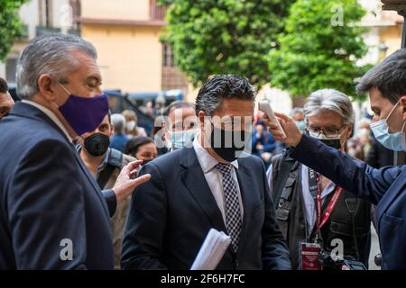 Malaga, Spanien. März 2021. Teofilo Ruiz Municio, Delegierter der spanischen Nationalregierung, kümmert sich um den Akt der Befreiung von drei Gefangenen. Die Bruderschaft El Rico lässt seit 1759 jedes Jahr einen Gefangenen frei. König Carlos III. Gewährte dieser Bruderschaft dieses Privileg. Es ist das erste Mal in der Geschichte, dass die Bruderschaft von El Rico drei Gefangene freilässt. Sie lassen in der Regel nur einen Gefangenen frei. Zwei von ihnen begingen Straftaten im Bereich des Drogenhandels. Auf der anderen Seite ist Raub mit Gewalt das Verbrechen, für das der andere Gefangene verurteilt wurde. Kredit: SOPA Images Limited/Alamy Live Nachrichten Stockfoto