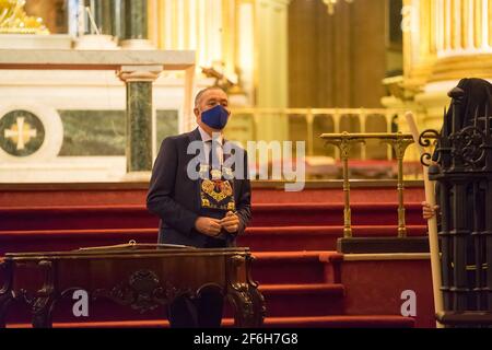 Malaga, Spanien. März 2021. Antonio Martinez Pinar, Präsident der Bruderschaft El Rico bei der Veranstaltung zur Befreiung von drei Gefangenen in der Kathedrale von Malaga, bei der die Bruderschaft El Rico seit 1759 jedes Jahr einen Gefangenen freilässt. König Carlos III. Gewährte dieser Bruderschaft dieses Privileg. Es ist das erste Mal in der Geschichte, dass die Bruderschaft von El Rico drei Gefangene freilässt. Sie lassen in der Regel nur einen Gefangenen frei. Zwei von ihnen begingen Straftaten im Bereich des Drogenhandels. Auf der anderen Seite ist Raub mit Gewalt das Verbrechen, für das der andere Gefangene verurteilt wurde. Kredit: SOPA Images Limited/Alamy Live Nachrichten Stockfoto