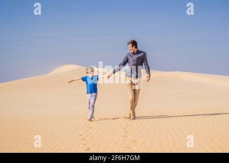 Vater und Sohn in der weißen Wüste. Reisen mit Kindern Konzept. Wiederaufnahme des Tourismus nach Quarantäne covid 19 Stockfoto