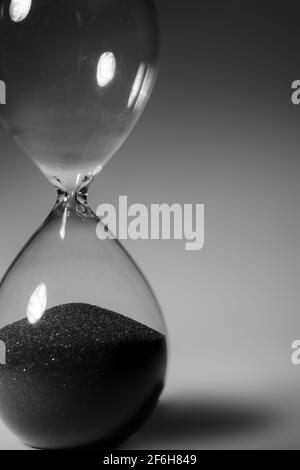 Schwarzweiß-Foto der Sanduhr Nahaufnahme Stockfoto