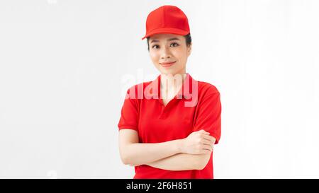 Delivery Mitarbeiter Frau in roten Kappe blank T-Shirt Uniform Arbeitskleidung Dienstkurier während Quarantäne-Coronavirus Covid-19-Virus im Einsatz Stockfoto