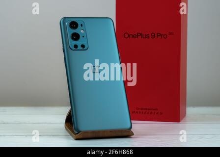 OnePlus 9 Pro 5G in Pine Green. Stockfoto