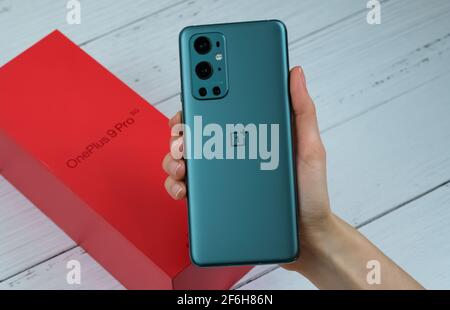 OnePlus 9 Pro 5G in Pine Green. Stockfoto