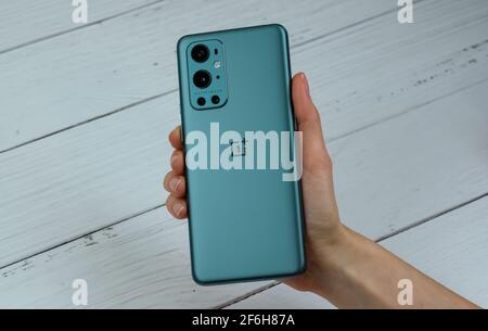 OnePlus 9 Pro 5G in Pine Green. Stockfoto