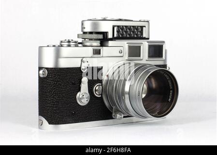 Klassische Leica M3 Entfernungsmesser-Kamera mit Leica Meter MC und Summarit 50mm f1.5 Objektiv. Stockfoto