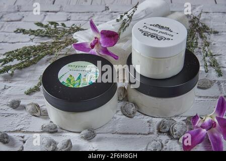 Natürliche handgemachte kosmetische Creme-Glas und getrocknete aromatische Kräuter und Aprikosengruben,. Bio-Bio-Kosmetik, Aromatherapie-Konzept.auf einem Glas ist Natu geschrieben Stockfoto
