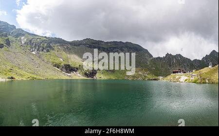 Der Bâlea-See, ein Gletschersee im Făgăraș-Gebirge, in Zentralrumänien Stockfoto