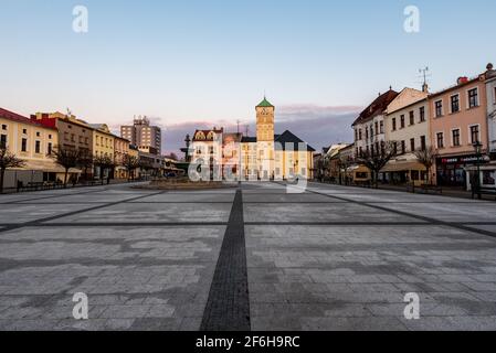 Masarykovo namesti Platz in Karvina Stadt in der Tschechischen republik während Am frühen Frühlingsabend Stockfoto