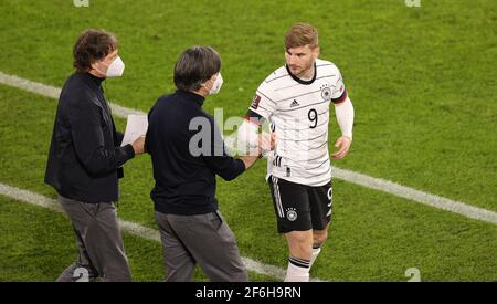 Duisburg, Deutschland. 31. März 2021. firo: 31.03.2021 Fußball, Fußball: Landerspiel, Nationalmannschaft, WM-Qualifikation, WM-Qualifikation 2022, Deutschland, GER - Nord-Mazedonien 1: 2 Timo WERNER, GER, Substitution durch Nationaltrainer Joachim LOW, GER Quelle: dpa/Alamy Live News Stockfoto